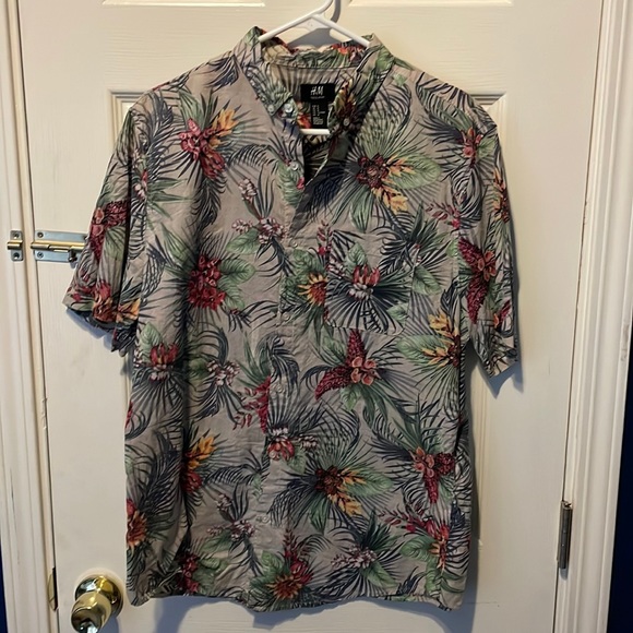 H&M Hawaiian Button-Down Shirt - Picture 1 of 3